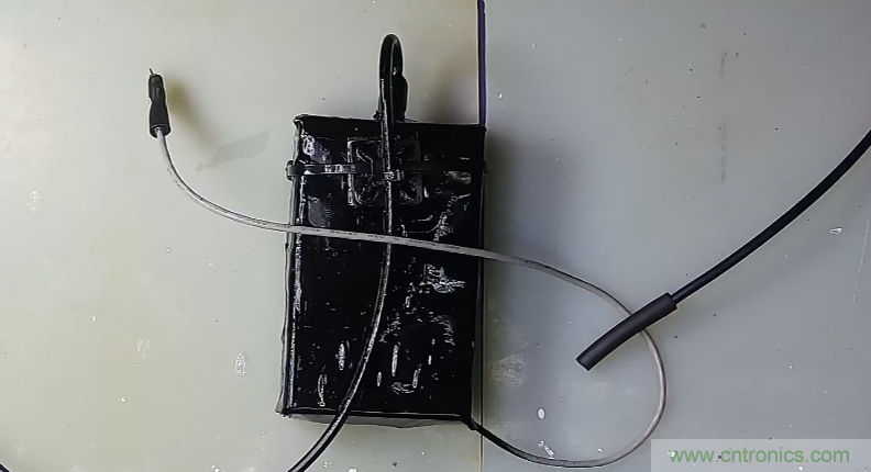 電燈泡內通有交流電，為什么看不到燈泡在閃爍？